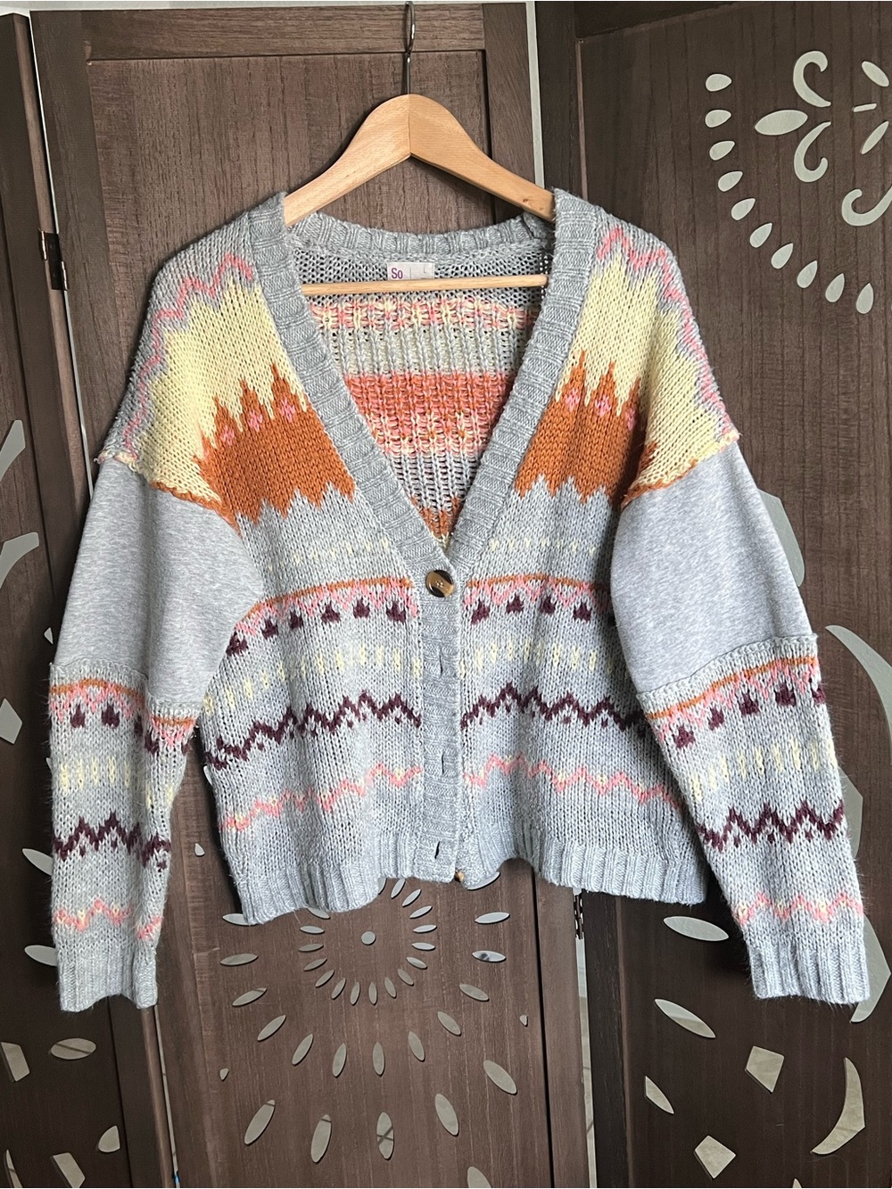 SO Gray V-Neck Patterned Knit Cardigan with Cream and Rust Accents